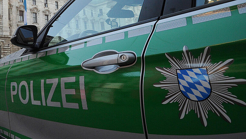 Erst als die Polizei mehrere Fahrzeuge in die Verfolgungsjagd einschaltete, konnte der Mann gestellt werden. (Symbolbild) Erst als die Polizei mehrere Fahrzeuge in die Verfolgungsjagd einschaltete, konnte der Mann gestellt werden. (Symbolbild)