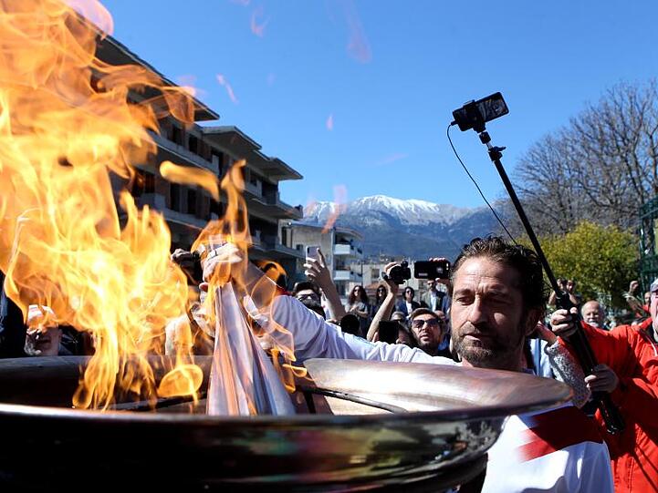 US-Schauspieler Gerard Butler entzündet die olympische Fackel.