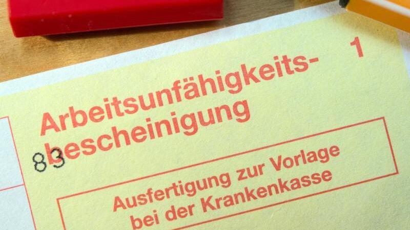 Wer sich bisher vom Arzt krankschreiben lässt, bekommt eine Bescheinigung auf gelbem Papier - daher der Name "gelber Schein".