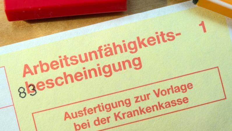 Wer sich bisher vom Arzt krankschreiben lässt, bekommt eine Bescheinigung auf gelbem Papier - daher der Name "gelber Schein".
