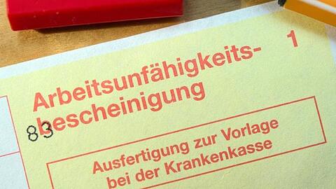 Wer sich bisher vom Arzt krankschreiben lässt, bekommt eine Bescheinigung auf gelbem Papier - daher der Name "gelber Schein".