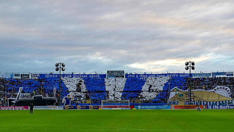 Fans des TSV 1860 München zeigen eine Chorographie zum Start der Wiesn.
