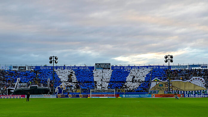 Fans des TSV 1860 München zeigen eine Chorographie zum Start der Wiesn.