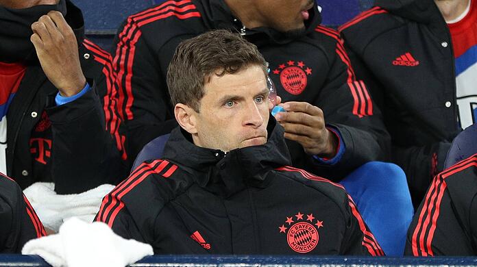Thomas Müller saß beim Spiel gegen Manchester City zunächst nur auf der Bank.