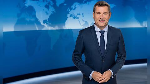 Als "Tagesschau"-Chefsprecher ist Jens Riewa deutschlandweit bekannt. Daneben unternimmt er gerne Ausflüge ins Unterhaltungsfernsehen.