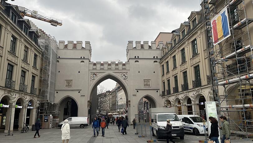 Das Karlstor vom Stachus aus gesehen: Baugerüste rechts, ein Kran und Gerüste links – und so geht es grad weiter in der Fußgängerzone.