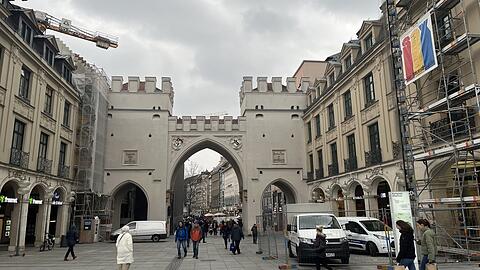 Am Karlstor unter den Arcaden ist am Montagmorgen ein Toter gefunden worden. (Symbolbild)