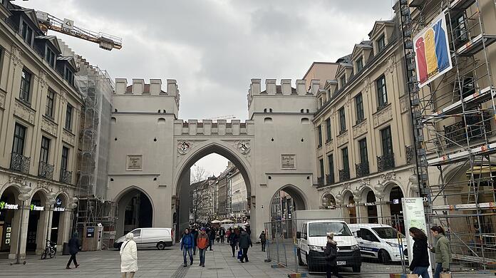 De Karlstor vom Stachus is geboren: Baugerüste aan de rechterkant, een Kran en Gerüste aan de linkerkant – en dus zal er meer vooruitgang zijn in de Fußgängerzone.