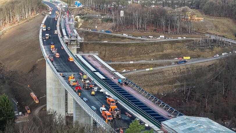 &Uuml;berall Fahrzeuge und Arbeiter: Die Baufirmen haben die neue Br&uuml;cke im Rekordtempo hochgezogen.