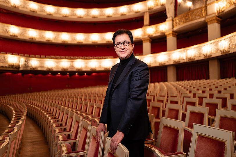 Serge Dorny wurde 1962 in Wevelgem (Belgien) geboren. Er begann seine Theatertätigkeit 1983 als Dramaturg an der Brüsseler Oper La Monnaie im Team von Gerard Mortier, war Generaldirektor des London Philharmonic Orchestra und ab 2003 Intendant der Oper in Lyon. seit Herbst 2021 leitet er die Bayerische Staatsoper. Serge Dorny wurde 1962 in Wevelgem (Belgien) geboren. Er begann seine Theatertätigkeit 1983 als Dramaturg an der Brüsseler Oper La Monnaie im Team von Gerard Mortier, war Generaldirektor des London Philharmonic Orchestra und ab 2003 Intendant der Oper in Lyon. seit Herbst 2021 leitet er die Bayerische Staatsoper.