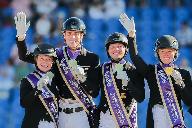 Das deutsche Gold-Team (v.l.): Olympiasiegerin Isabell Werth, Frederic Wandres, Raphael Netz und Katharina Hemmer. Das deutsche Gold-Team (v.l.): Olympiasiegerin Isabell Werth, Frederic Wandres, Raphael Netz und Katharina Hemmer.