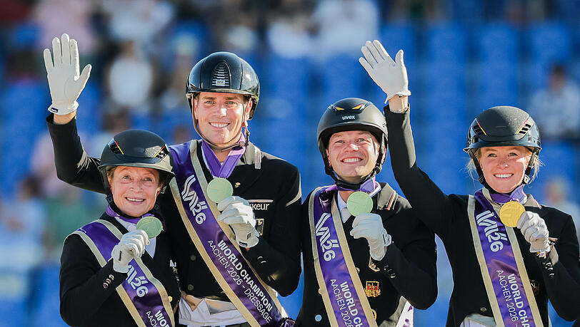 Das deutsche Gold-Team (v.l.): Olympiasiegerin Isabell Werth, Frederic Wandres, Raphael Netz und Katharina Hemmer. Das deutsche Gold-Team (v.l.): Olympiasiegerin Isabell Werth, Frederic Wandres, Raphael Netz und Katharina Hemmer.