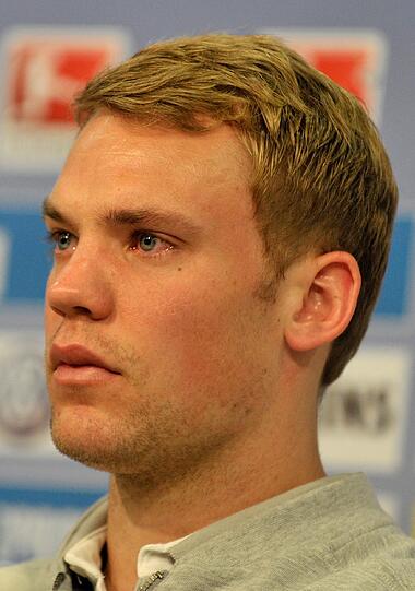 Manuel Neuer mit feuchten Augen bei der Pressekonferenz