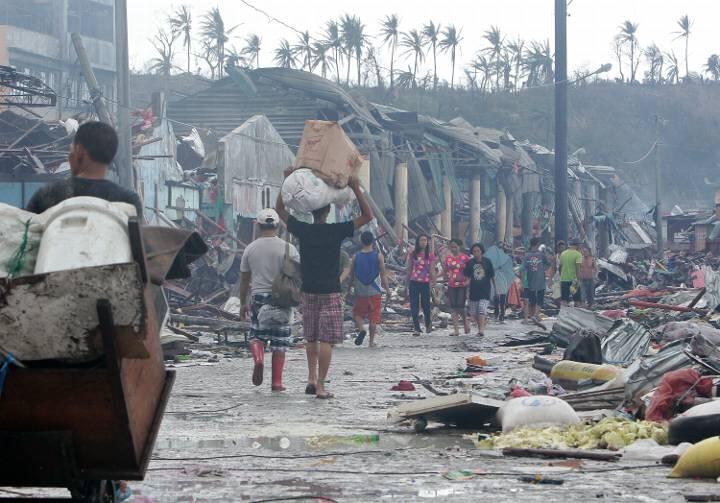 Nach dem Taifun "Haiyan" sind die Menschen unterwegs und suchen in den Trümmern nach Resten, mit denen sie irgendwie ein neues Leben beginnen können.