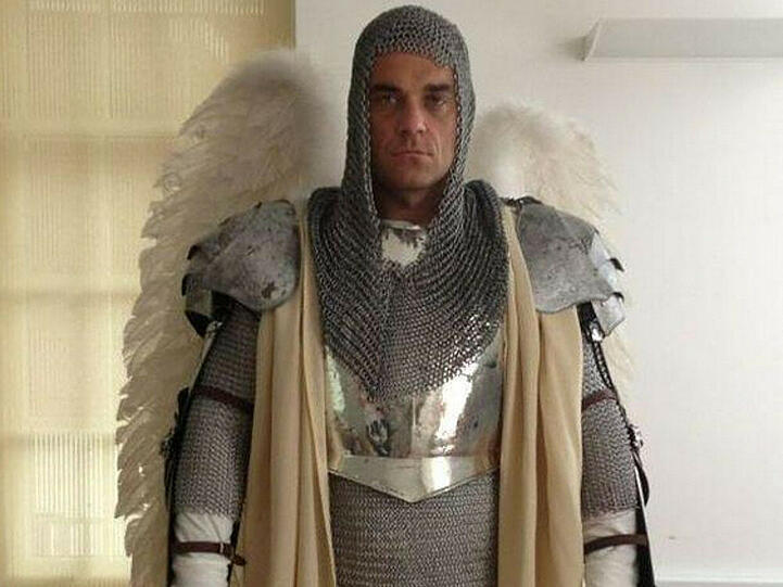Robbie Williams macht auch als heiliger Georg eine gute Figur
