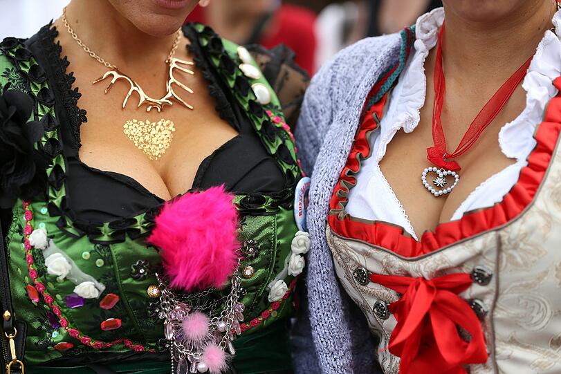 Herzen schmücken das Dekolleté zweier Besucherinnen im Dirndl.