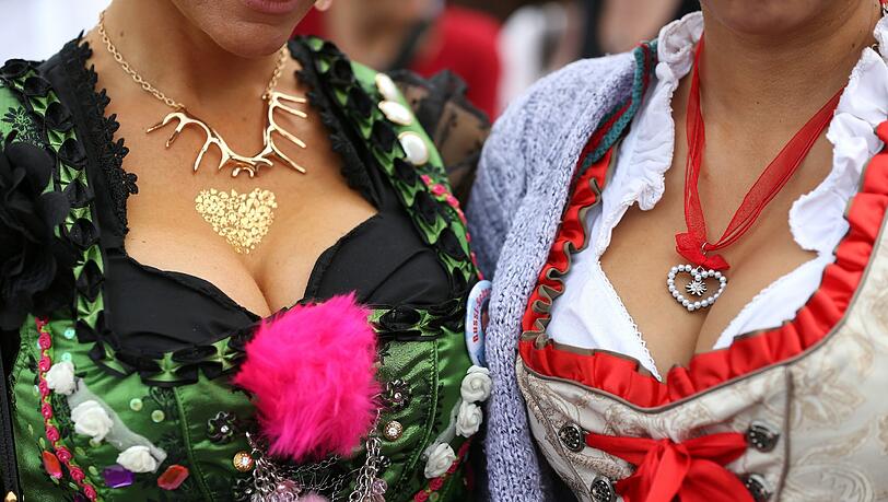 Herzen schmücken das Dekolleté zweier Besucherinnen im Dirndl. Herzen schmücken das Dekolleté zweier Besucherinnen im Dirndl.