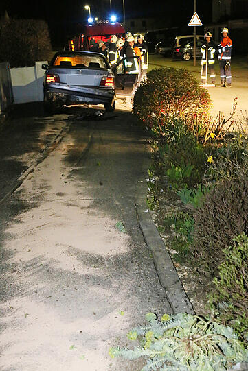 Der Fahrer landete unsanft mit seinem Auto im Gartenzaun.