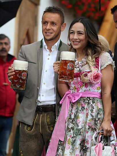 Wiesn-Fan Rafinha mit seiner Carolina.