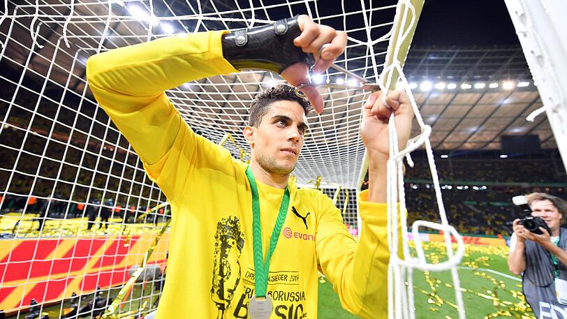Marc Bartra sicherte sich nach dem Spiel ein Souvenir.