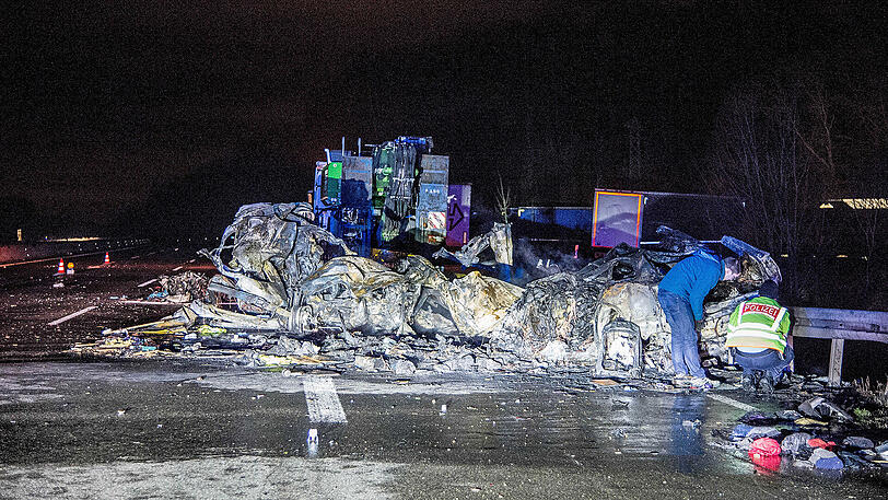 Polizei und Feuerwehr sind am Donnerstag bei Heilbronn auf der A6 an der Unfallstelle im Einsatz.