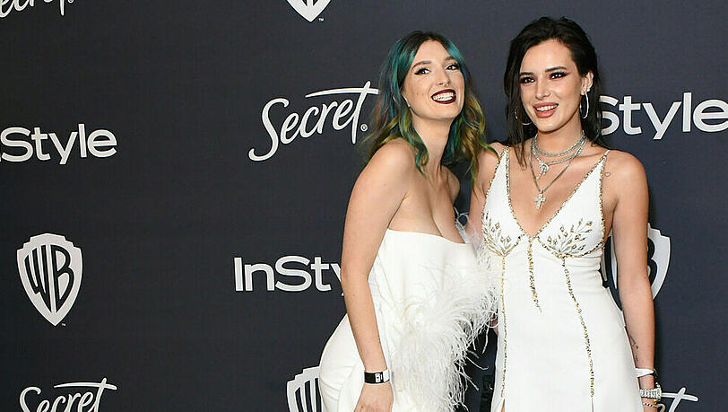 Bella Thorne (r.) mit ihrer Schwester Dani auf dem "blauen" Teppich in Los Angeles Bella Thorne (r.) mit ihrer Schwester Dani auf dem "blauen" Teppich in Los Angeles