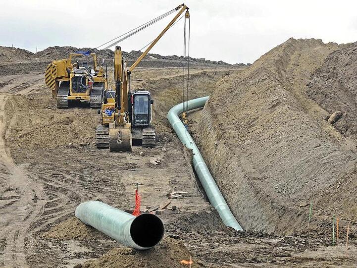 Baumaschinen und Rohre an einer Baustelle der Pipeline Dakota Access.