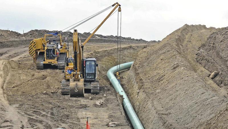 Baumaschinen und Rohre an einer Baustelle der Pipeline Dakota Access.