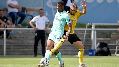 Löwen-Youngster Johann Ngounou Djayo (links) im Duell mit dem Bayreuther Christopher Kracun.