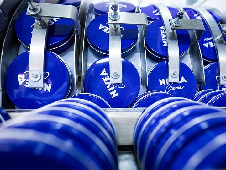 Dosen mit Nivea-Creme in der Produktion in Hamburg.