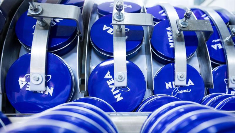 Dosen mit Nivea-Creme in der Produktion in Hamburg. Dosen mit Nivea-Creme in der Produktion in Hamburg.