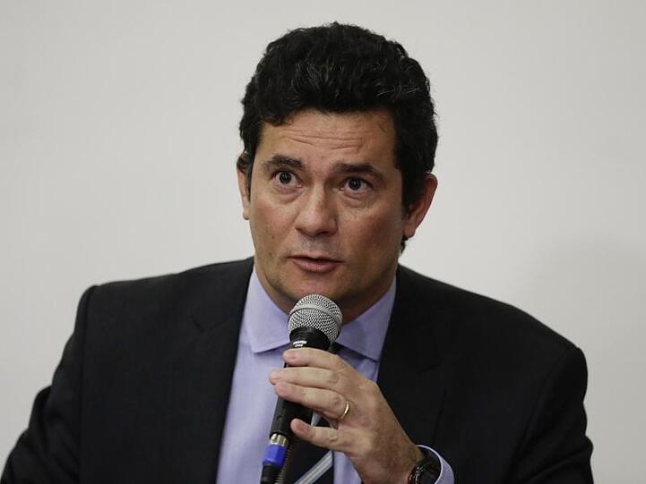 Sergio Moro, Justizminister von Brasilien, kündigt auf einer Pressekonferenz seinen Rücktritt an. Moro gab dies bekannt, nachdem der brasilianische Präsident Bolsonaro einen neuen Chef der Bundespolizei des Landes ernannt hatte.