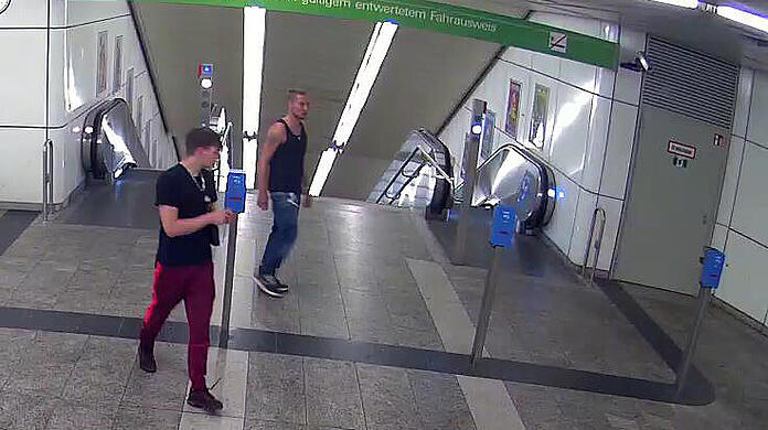 Die Polizei fahndet nach den beiden Männern, die den Münchner beleidigt und verprügelt haben sollen.