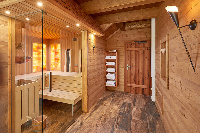 Im Wellnessraum befindet sich eine Salzsteinsauna.