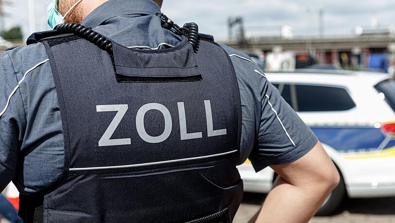 Der Zoll wurde über den Fund informiert und beschlagnahmte das Paket.