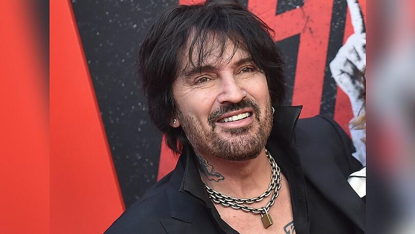 Tommy Lee zieht in den sozialen Medien blank.