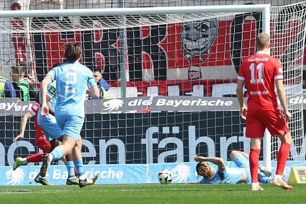 Soichiro Kozuki (2.v.r.) trifft für 1860 - doch der Treffer zählt nicht. Ein Video Assistant Referee (VAR) hätte hier eingreifen können. Soichiro Kozuki (2.v.r.) trifft für 1860 - doch der Treffer zählt nicht. Ein Video Assistant Referee (VAR) hätte hier eingreifen können.