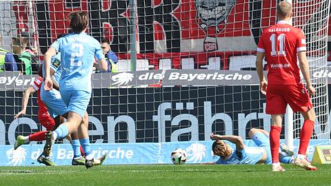 Soichiro Kozuki (2.v.r.) trifft für 1860 - doch der Treffer zählt nicht. Ein Video Assistant Referee (VAR) hätte hier eingreifen können.