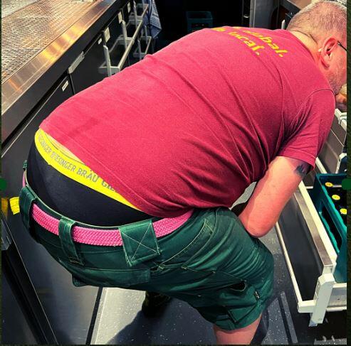 Der Brauerei-Chef macht's vor: Die Schlüpper mit Werbung für Giesinger kann man kaufen. Der Brauerei-Chef macht's vor: Die Schlüpper mit Werbung für Giesinger kann man kaufen.