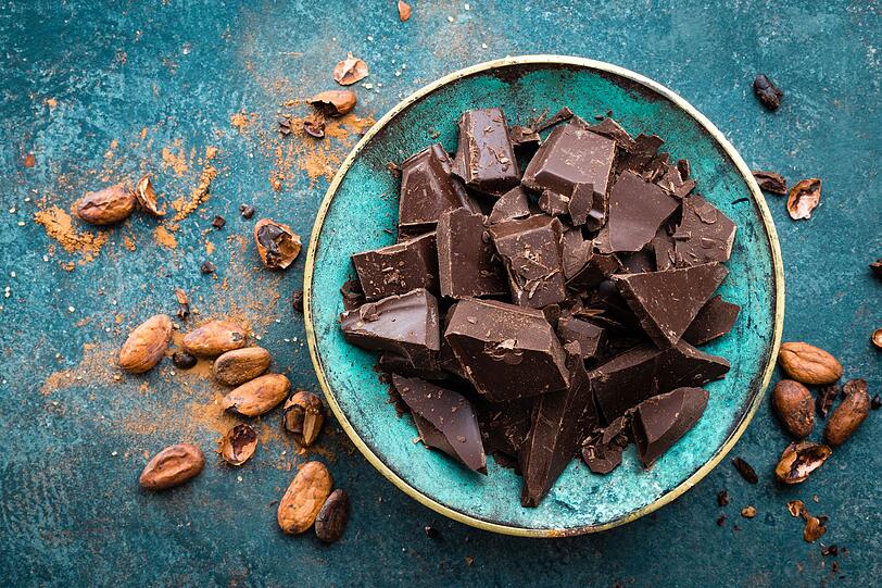 Diese Nachricht wird Naschkatzen freuen: Schokolade ist gesund. Vor allem dunkle Schokolade mit einem hohen Gehalt an Kakaomasse enth&auml;lt viele Antioxidantien. Zudem gilt: je roher die Kakaobohne, desto reichhaltiger sind die N&auml;hrstoffe. Bei Vollmilchschokolade sieht das anders aus: Je heller die Schokolade, desto mehr Zucker enth&auml;lt die S&uuml;&szlig;igkeit und desto unges&uuml;nder ist sie.