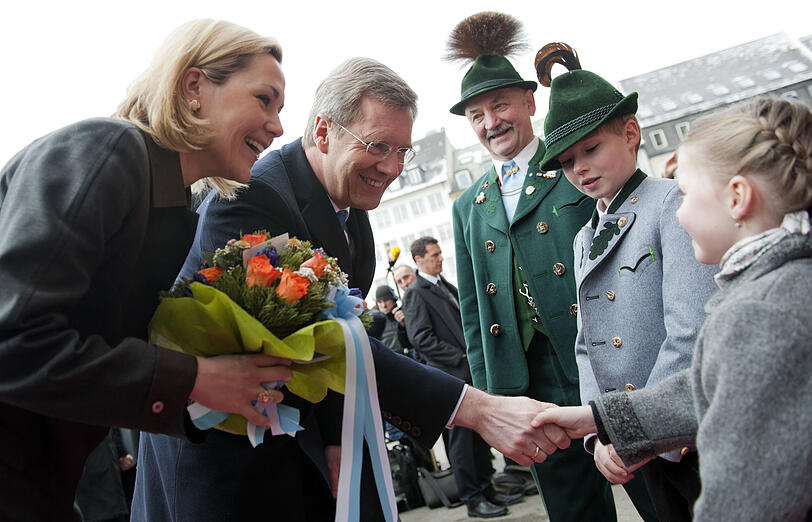 &bdquo;Ich kenne das. Ich war schon oft auf dem Oktoberfest&ldquo;: Bettina und Christian Wulff mit Kindern in Tracht. Die haben Blumen geschenkt.