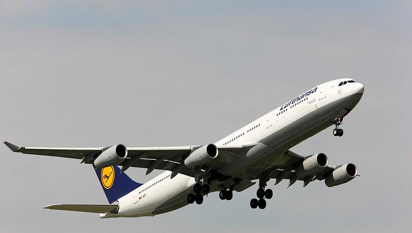 Ein Airbus A340 der Lufthansa hebt ab. Ein Airbus A340 der Lufthansa hebt ab.