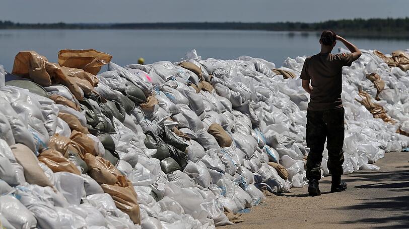 Bundeskanzlerin Angela Merkel (CDU) besucht am einen Hochwasserschwerpunkt an einem Deich aus Sandsäcken in Bitterfeld-Wolfen