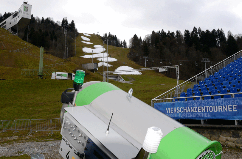 Eine Schneekanone steht am 19.12.2014 im Olympiastadion in Garmisch-Partenkirchen. Dort soll am Neujahrstag ein Skispringen der Vierschanzentournee stattfinden