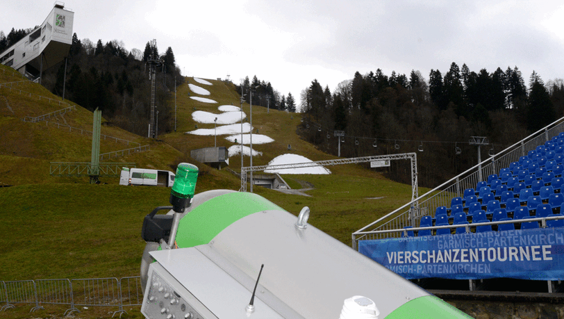Eine Schneekanone steht am 19.12.2014 im Olympiastadion in Garmisch-Partenkirchen. Dort soll am Neujahrstag ein Skispringen der Vierschanzentournee stattfinden Eine Schneekanone steht am 19.12.2014 im Olympiastadion in Garmisch-Partenkirchen. Dort soll am Neujahrstag ein Skispringen der Vierschanzentournee stattfinden