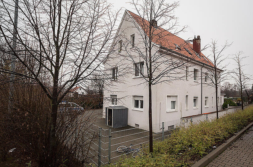 Bilder vom Tatort in Dreieich: In der Nacht auf Montag wurde hier eine Flüchtlingsunterkunft beschossen.