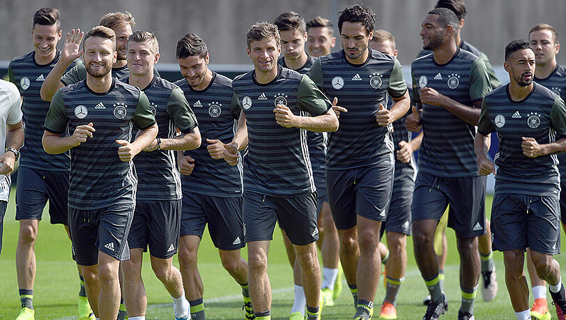 Welche elf Nationalspieler bilden heute die Startformation im WM-Qualifikationsspiel gegen Tschechien? Welche elf Nationalspieler bilden heute die Startformation im WM-Qualifikationsspiel gegen Tschechien?