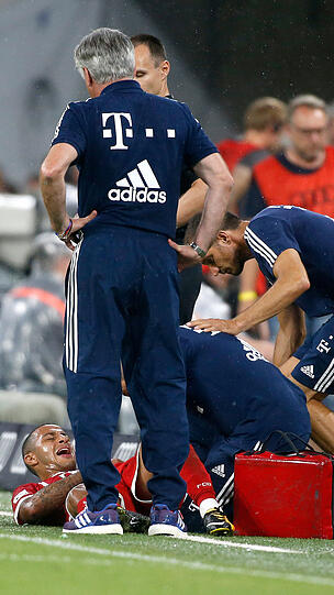 In der Vorbereitung auf die Saison 2017/18 stoppte Thiago eine Verletzung der Bauchmuskulatur, erlitten beim Audi Cup gegen den FC Liverpool. Schon davor bremste ihn eine Wadenverletzung aus. Die Krankenakte wuchs weiter an.