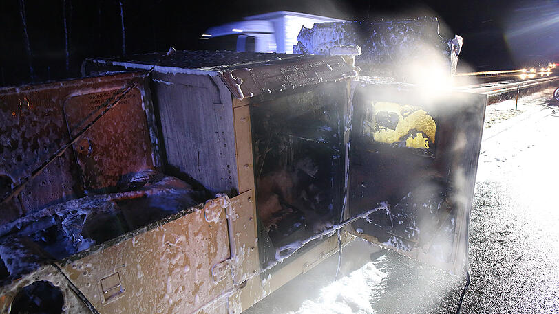 Nachdem der in Flammen stehende Hummer unkontrolliert über die Autobahn gerollt war, brannte er an der Mittelleitplanke völlig aus. Die Bilder.
