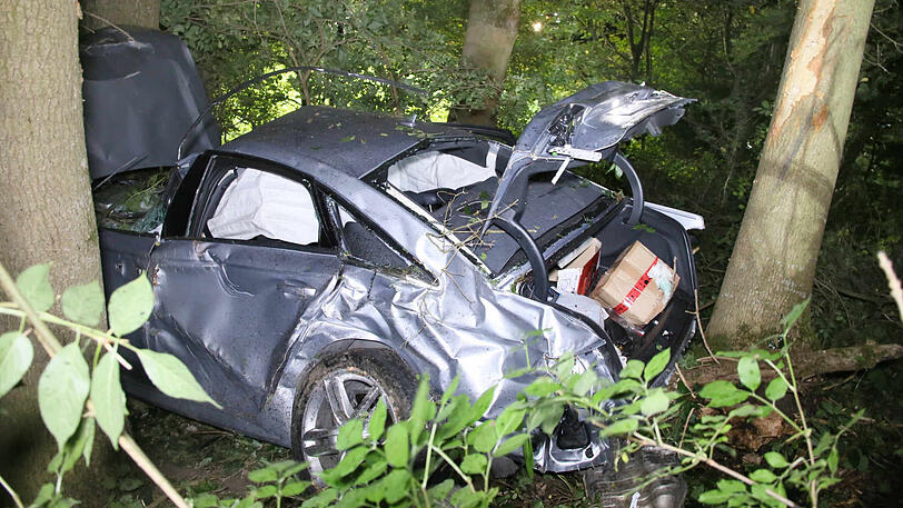 Der Audi-Fahrer fuhr einen Hang hinunter und krachte gegen einen Baum. Die Bilder vom Unfallort.